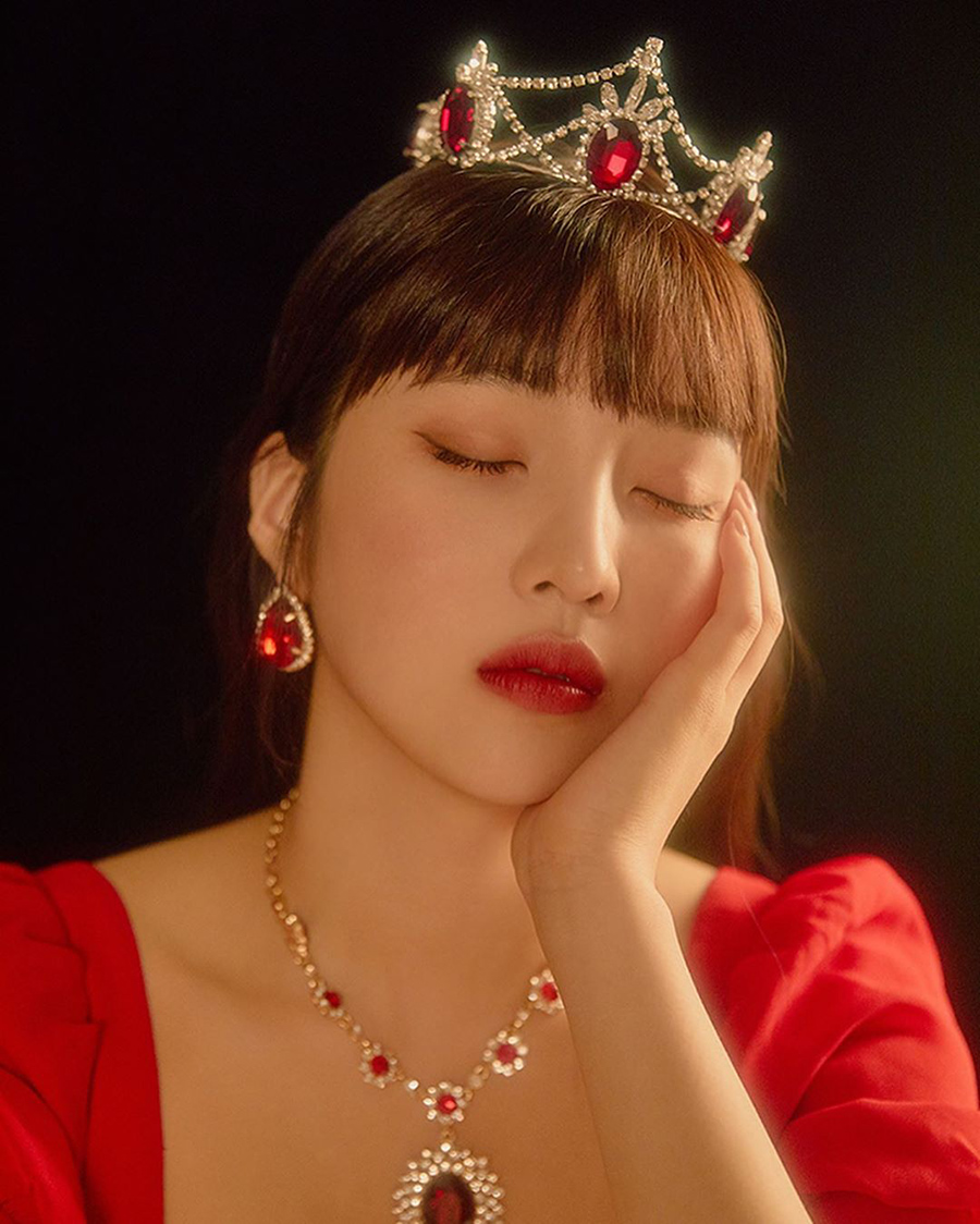 Red Velvetジョイ、「赤いハイヒール＆ドレス」で女神の美しさ
