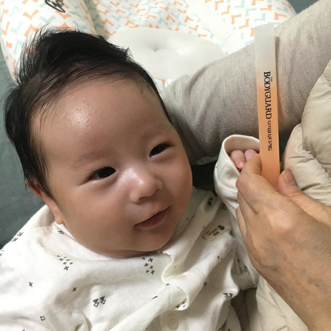 チャン・シニョン、第2子の息子の顔を公開　「パパがんばって」