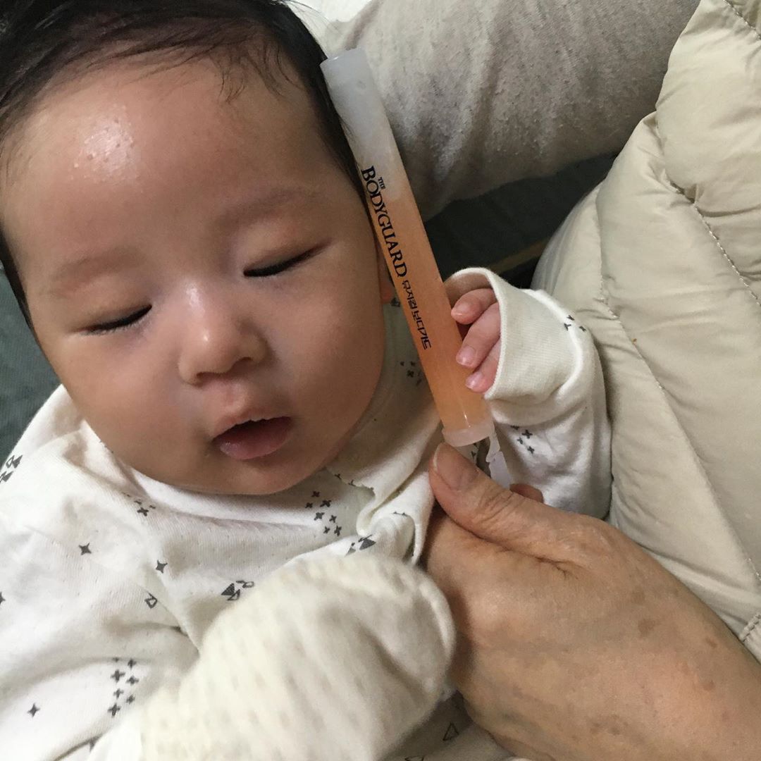 チャン・シニョン、第2子の息子の顔を公開　「パパがんばって」