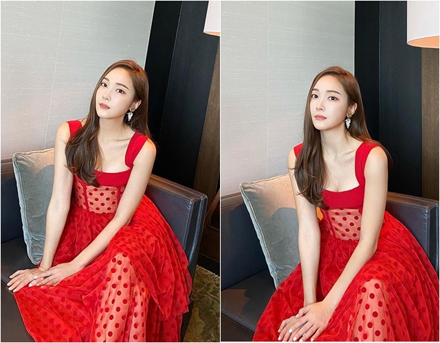 ジェシカ、赤のシースルードレス姿で魅惑的な美…「レッドの女王」誕生