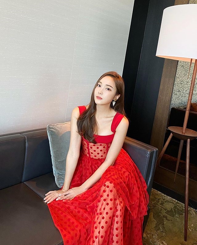 ジェシカ、赤のシースルードレス姿で魅惑的な美…「レッドの女王」誕生