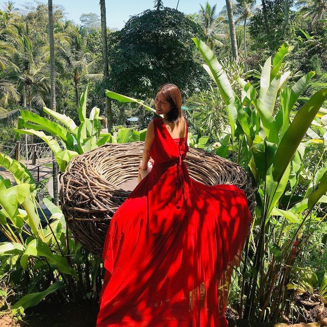 新婚のNAVI、バリでも輝く「真っ赤なドレスの女神」
