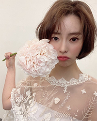 シャクヤクの花にぴったりのシースルーの服…イム・ジヨンが写真公開