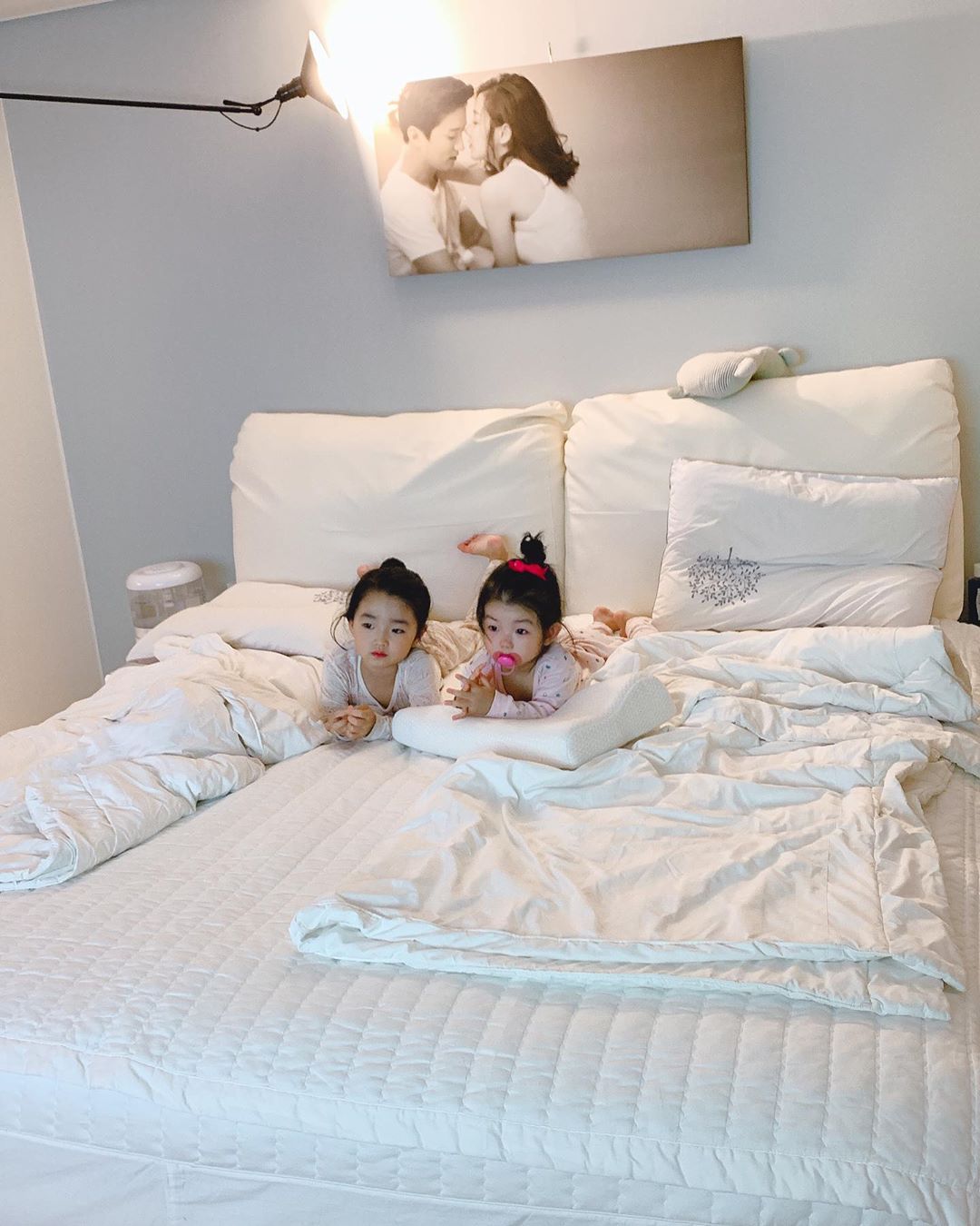 ソ・イヒョン、ベッドを占領する2人の愛娘の様子を公開