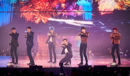 ＥＸＯ　３公演で４万５千人動員＝ソウルで単独コンサート