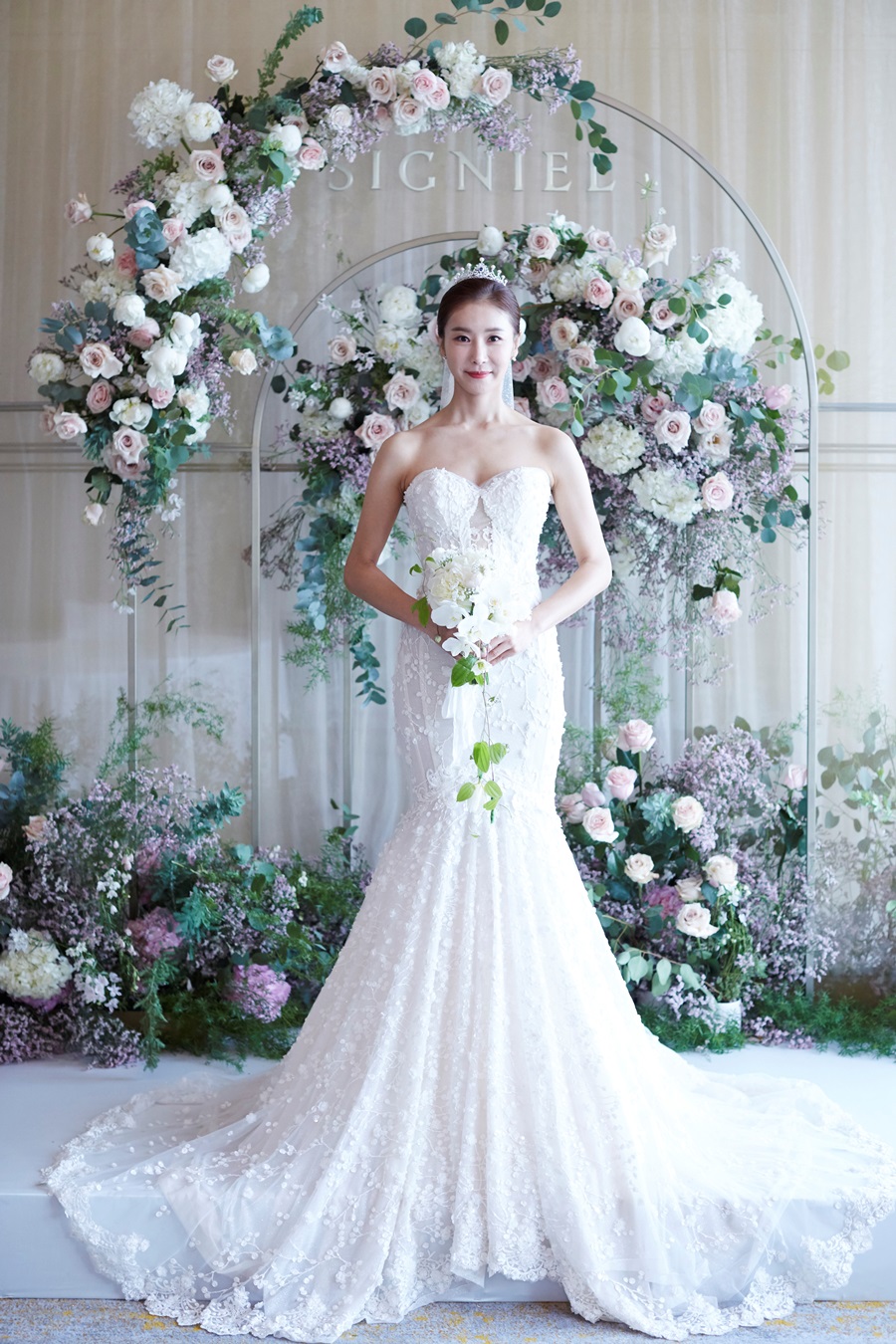 ハン・ダガム、結婚式の写真公開…「女神の美しさあふれる純白ドレス」