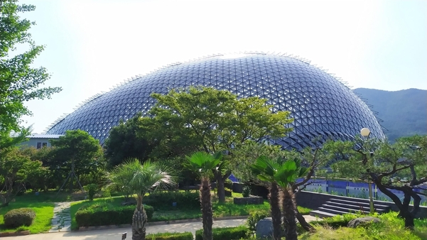 ジャングルみたい！　韓国最大のドーム型「巨済植物園」オープン