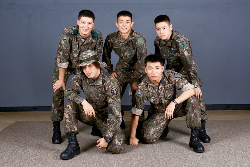 SOL、チュウォン＆D-LITEらと軍服姿で撮った写真公開