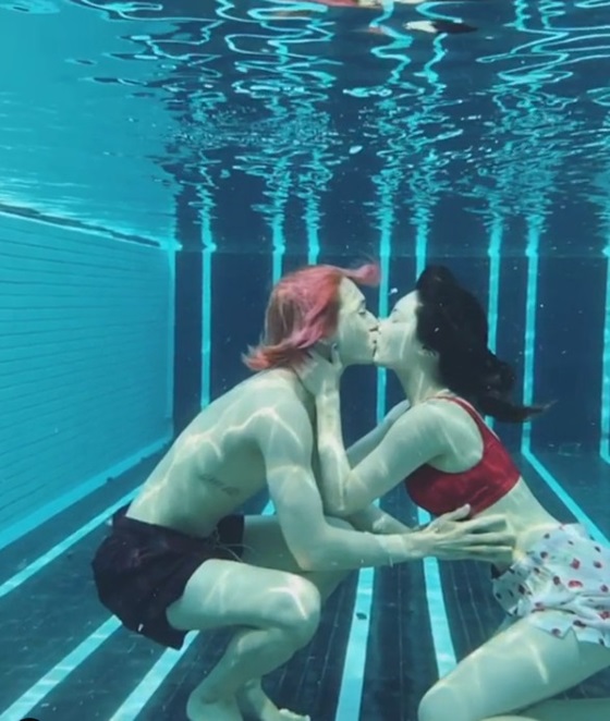 ヒョナ＆DAWN　今度は水中で熱いキス
