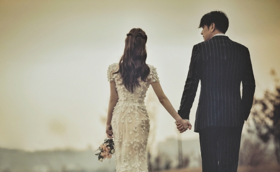 リュ・シウォン「未来の花嫁と手つなぎ」ウエディング写真公開