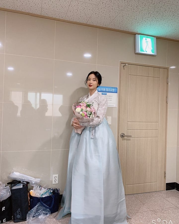 韓服を着て花束を手に…ファン・ジョンウムが振りまく美しさ