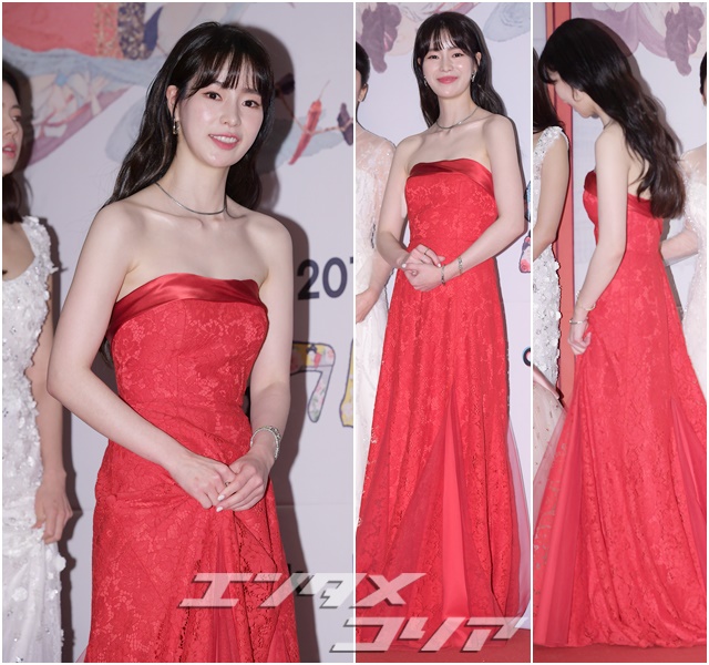 魅惑的な赤いドレス、完璧に着こなしているスターは誰？