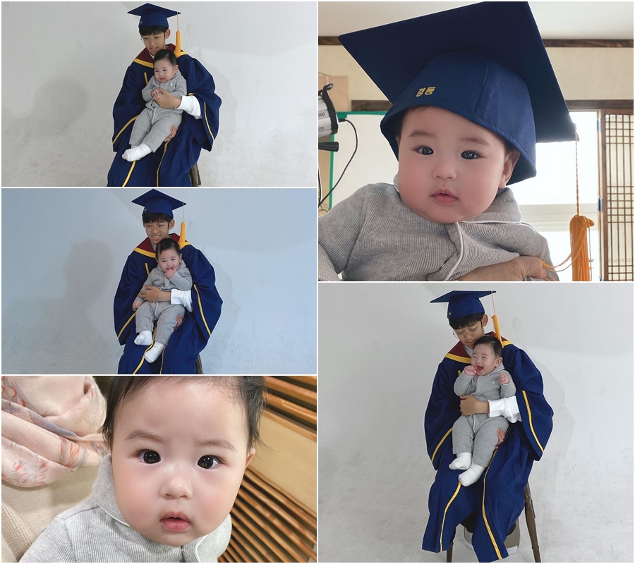 チャン・シニョン＆カン・ギョンジュンの息子ジョンアン君、弟を抱っこして卒業写真
