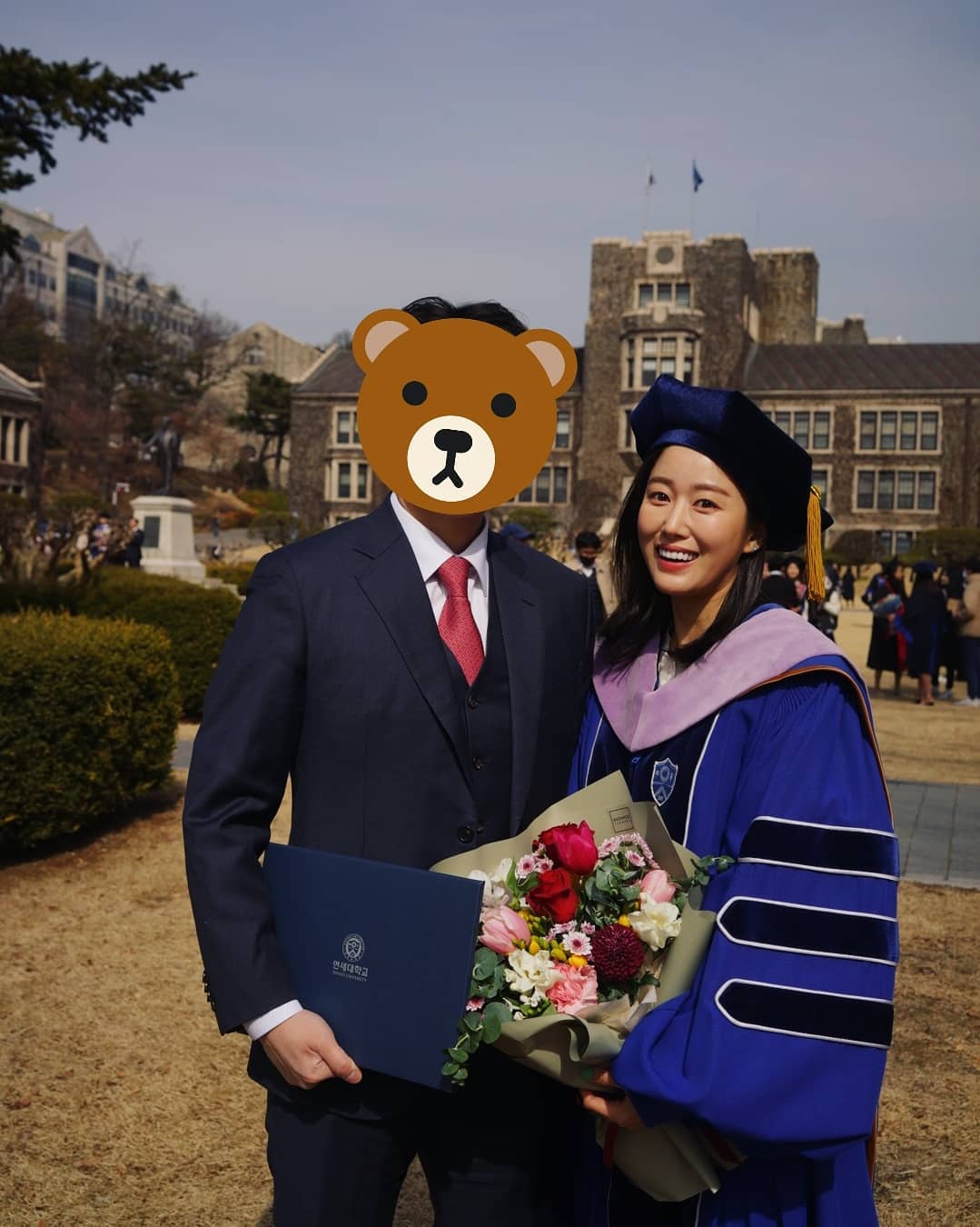 チョン・ヘビンが新婚夫と記念写真「大学院卒業おめでとう」
