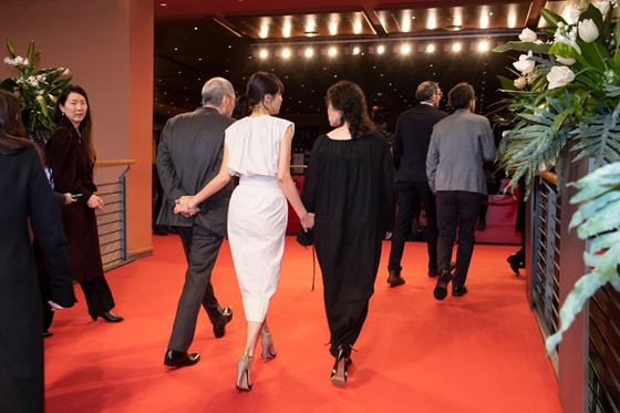 手をつないで歩くホン・サンス監督＆キム・ミニ＝ベルリン映画祭