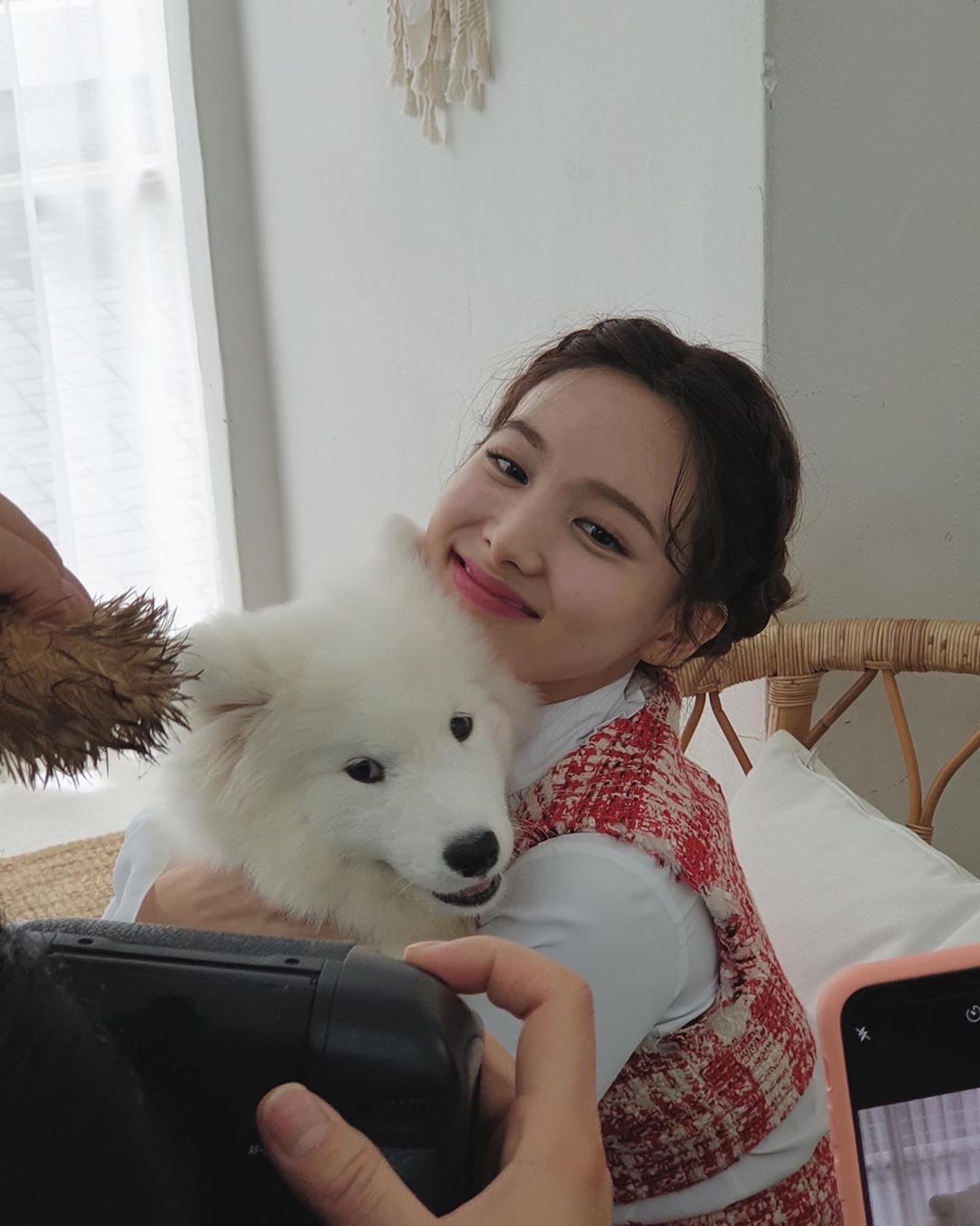 TWICEナヨン、犬を抱きしめ笑顔