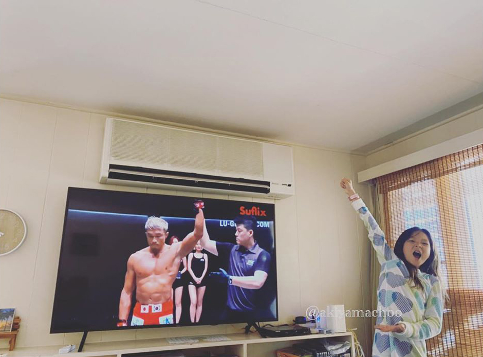 紗蘭ちゃん、パパ秋山選手の勝利に歓呼
