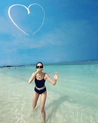 ジェシカまた「日常がグラビア」バハマのビーチで水着姿