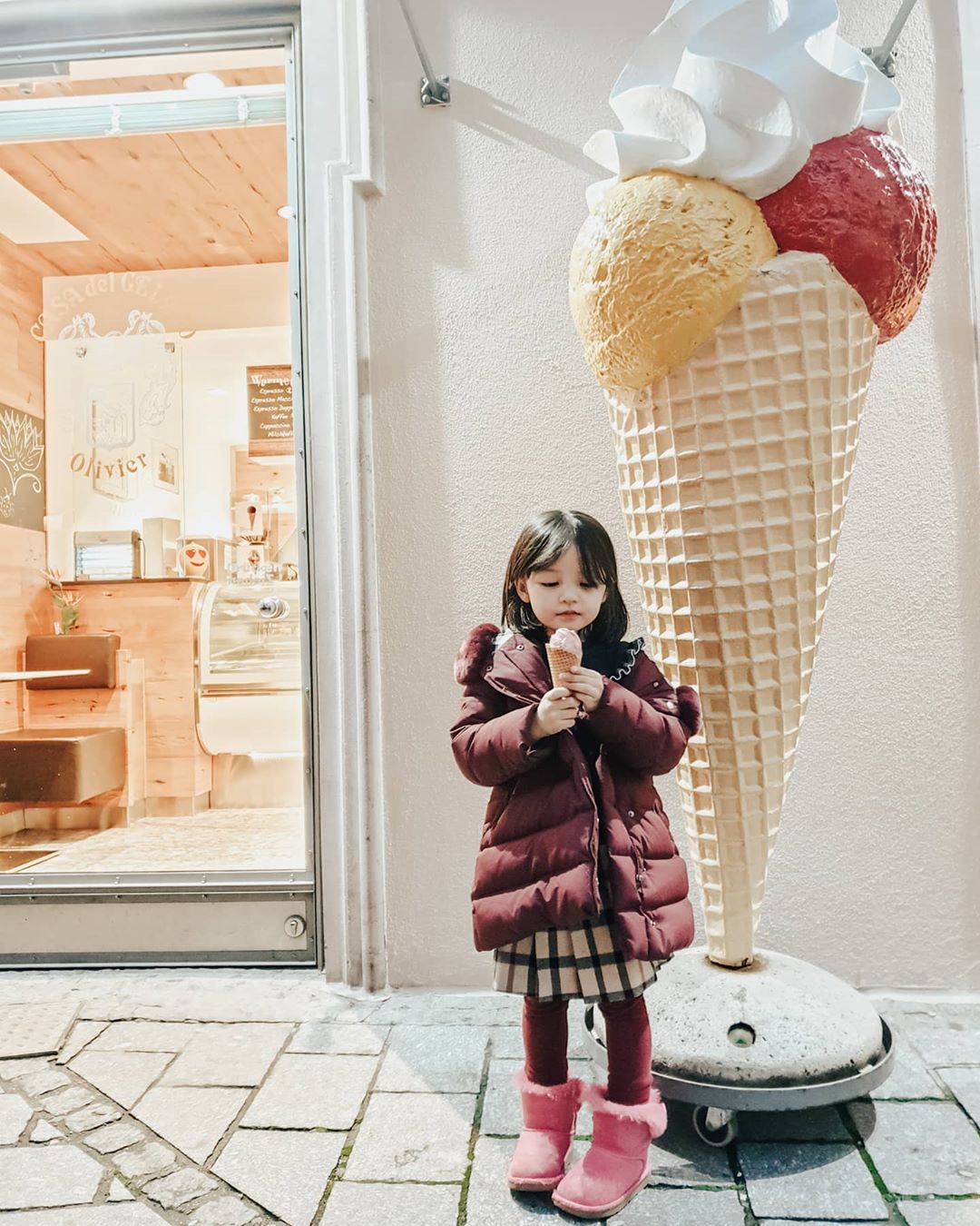 朴柱昊の娘アンナちゃん、アイスクリームを手に…