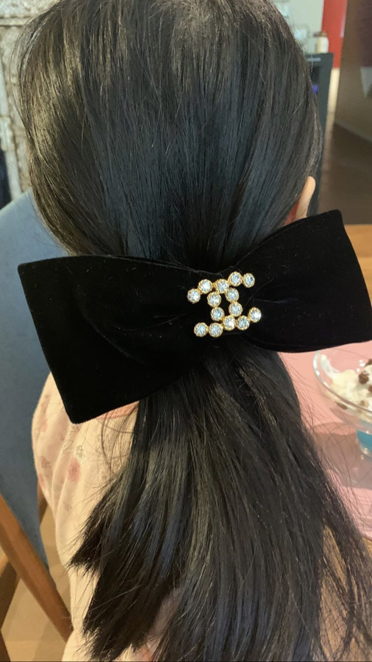 コ・ソヨンが娘の写真公開、高級ブランドの髪飾りがキラリ