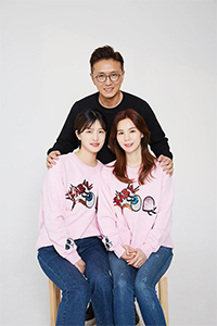 「友人のような娘…」 チン・テヒョン&パク・シウン夫妻が家族写真公開