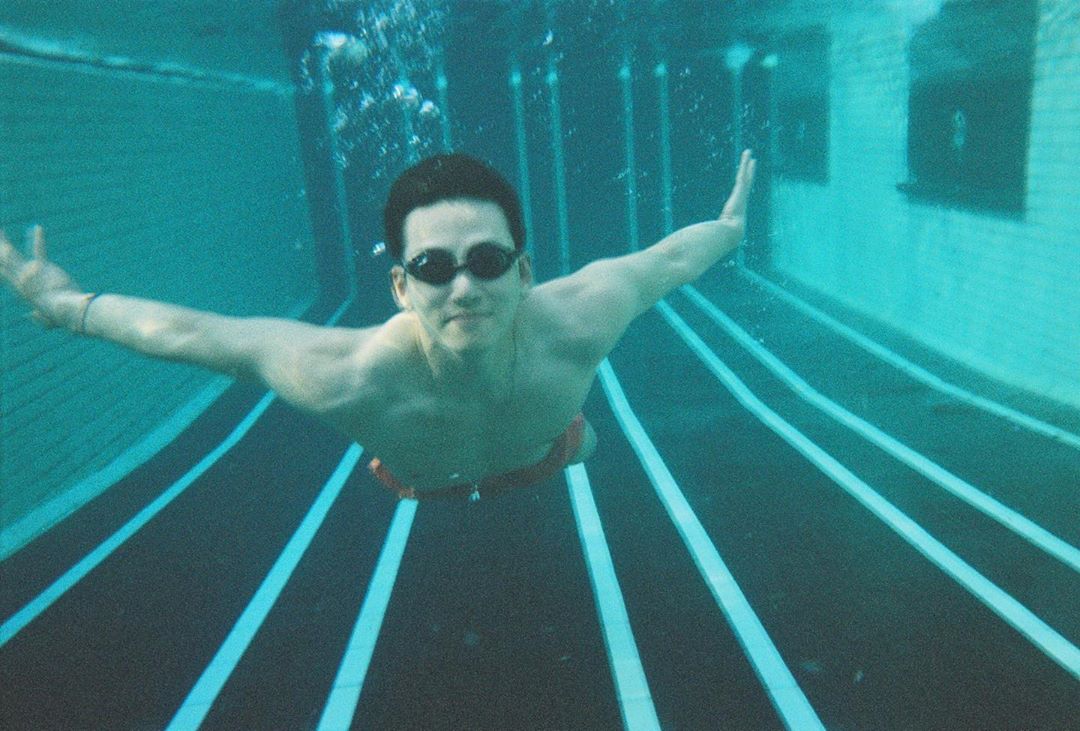 「昨年の今ごろ…」　水泳中のチ・チャンウク、筋肉質の腕にドキッ