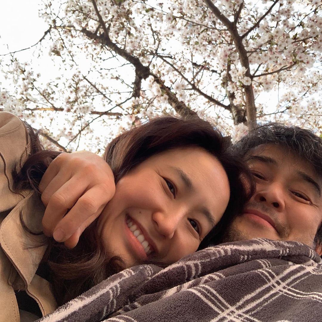 チェ・ミンス＆カン・ジュウン夫妻、桜をバックに笑顔でポーズ