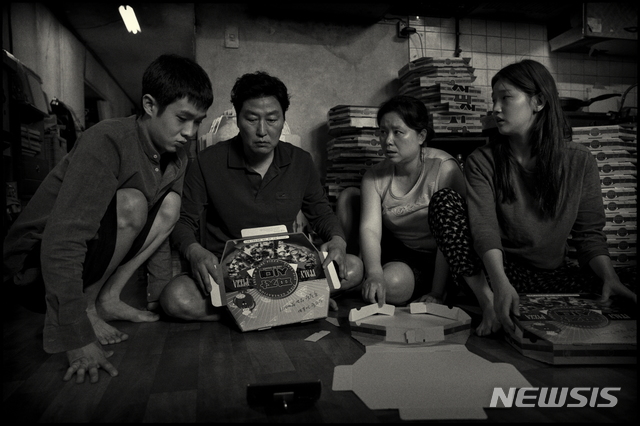 ポン・ジュノ監督『パラサイト』モノクロ版、今月29日から韓国国内で特別上映