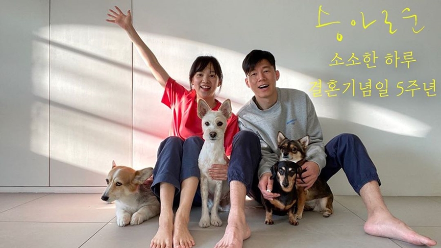 キム・ムヨル＆ユン・スンア、愛犬と一緒の家族写真を公開