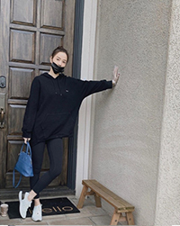 「買い物に行く日」 ソン・テヨン、家の前でモデルみたいにポーズ