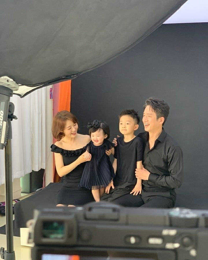 イ・ハジョン、娘の満1歳に合わせて家族写真公開　「ドレスコードは黒」
