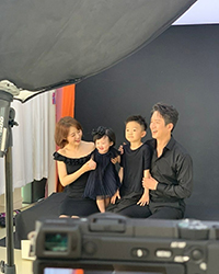 イ・ハジョン、娘の満1歳に合わせて家族写真公開 「ドレスコードは黒」