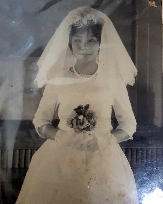 オム・ジョンファ　母親のウエディングドレス姿写真公開