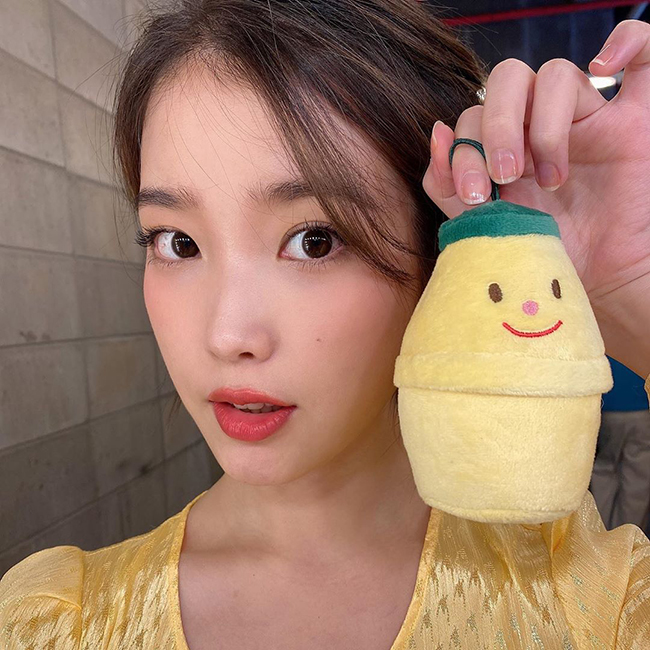 IU、バナナ牛乳人形を手に超アップ自撮り