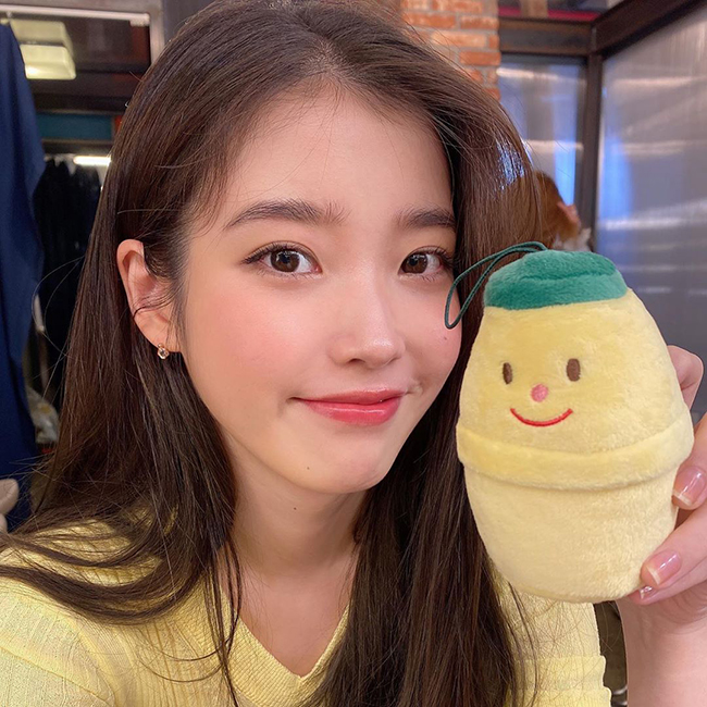 IU、バナナ牛乳人形を手に超アップ自撮り