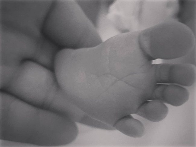 ソ・ヒョリム、生後2週間になった娘の手を取り「言葉にできない感情」
