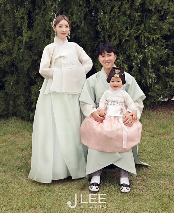 アン・ソミ、韓服姿で夫＆娘と幸せいっぱい家族写真