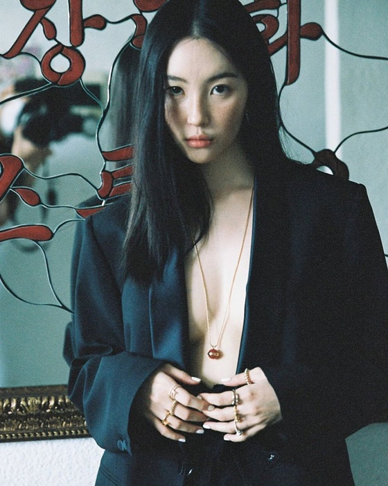 ジャケット1枚きりのソンミ、破格のセミヌード