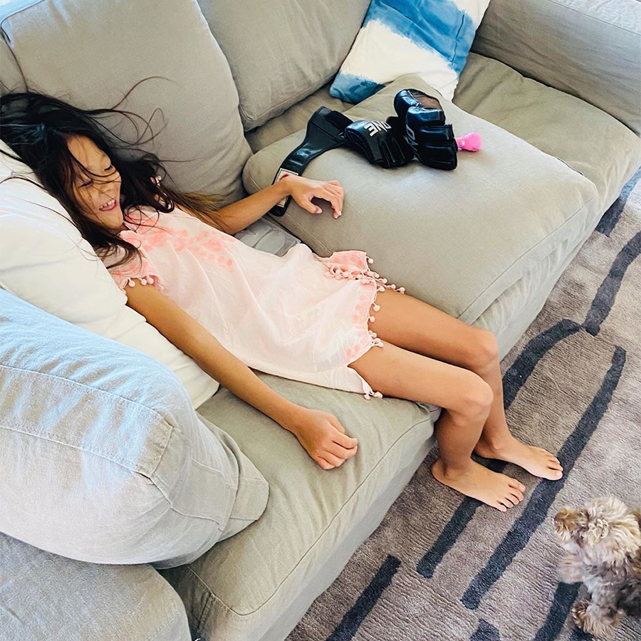 秋山成勲が娘と本格的スパークリング、運動神経のよさにビックリ