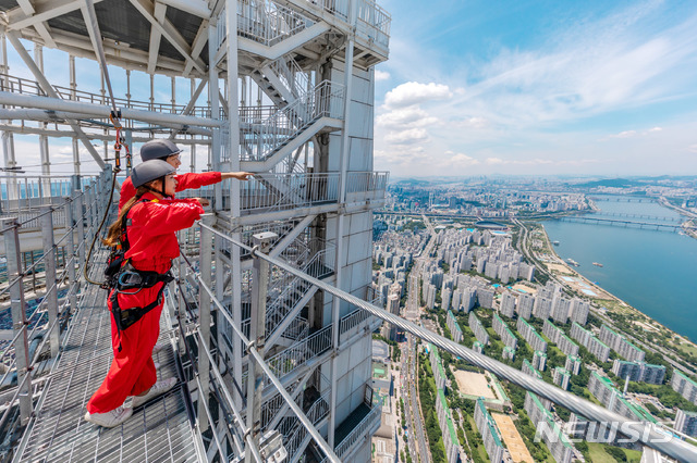 韓国が足元に…ロッテワールドタワー展望台「スカイブリッジツアー」