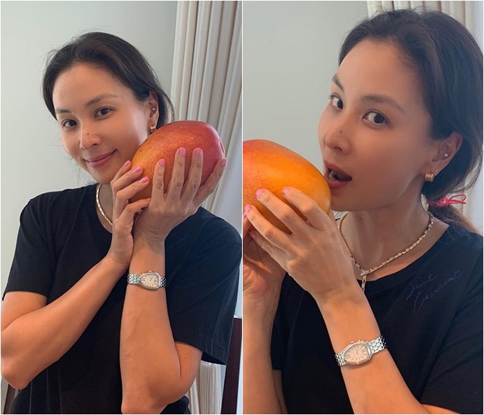 顔くらいに大きいアップルマンゴーを持つコ・ソヨン、フルーティーな美しさ