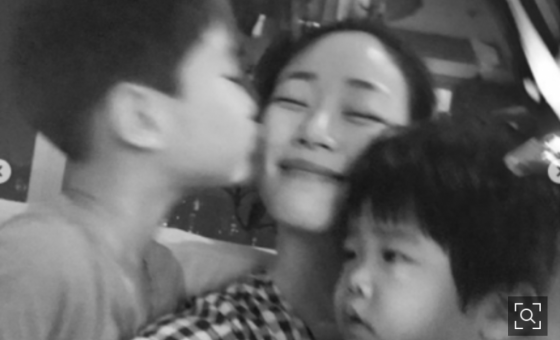 キム・ヒョジン、夫ユ・ジエそっくりの息子たちにキスされ幸せ