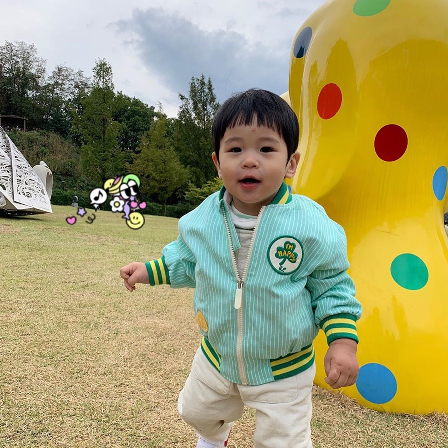 チャン・シニョン、夫カン・ギョンジュン＆息子たちと公園にお出掛け