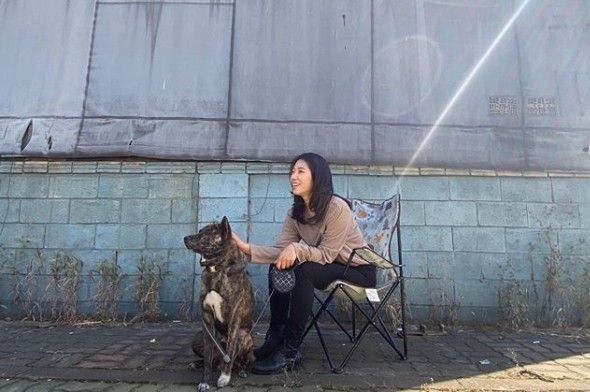 愛犬と過ごすパク・シネ、ラブリーな魅力アピール