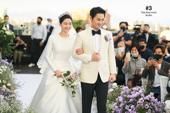 チョンジン＆リュ・イソ　結婚式の写真公開…美男美女が夫婦になった日