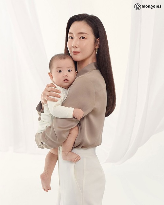 チェ・ジウが出産後5カ月で広告撮影、赤ちゃんを抱いて母親のほほ笑み