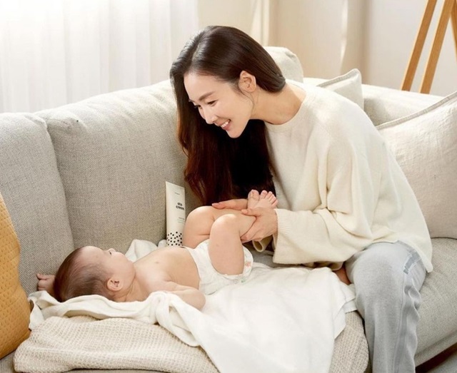 チェ・ジウが出産後5カ月で広告撮影、赤ちゃんを抱いて母親のほほ笑み