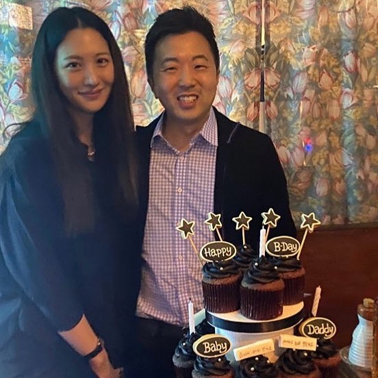 スヒョン、女児出産後の近況公開…誕生日を迎えた夫と共に