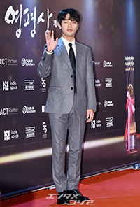 【フォト】パク・ジョンミン「すてきなスーツ姿」=韓国映画評論家協会賞