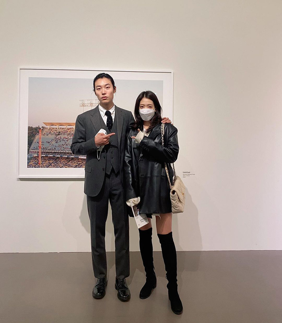 パク・シネがリュ・ジュンヨルの写真展を訪問　「このオッパにできないことは何だろう」